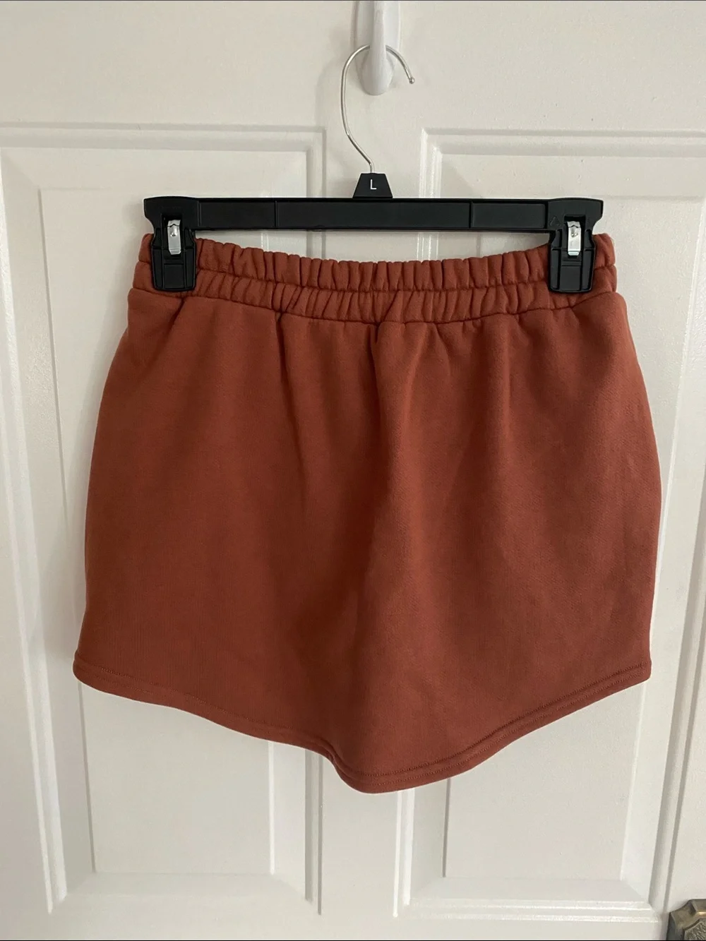 Alo Yoga High-Waist Accolade Sweatshirt Skirt in Rust
